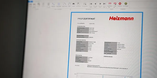 Bildschirm mit geöffnetem Dokument eines Prüfzertifikats mit dem Titel und Kundeninformationen