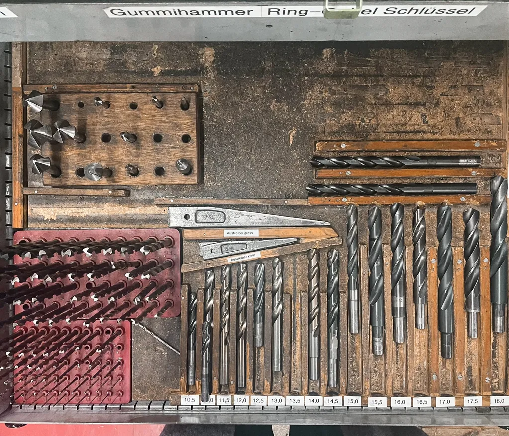 Offene Werkzeugkiste mit geordneten Bohrern, Schraubenschlüsseln und anderen Werkzeugen
