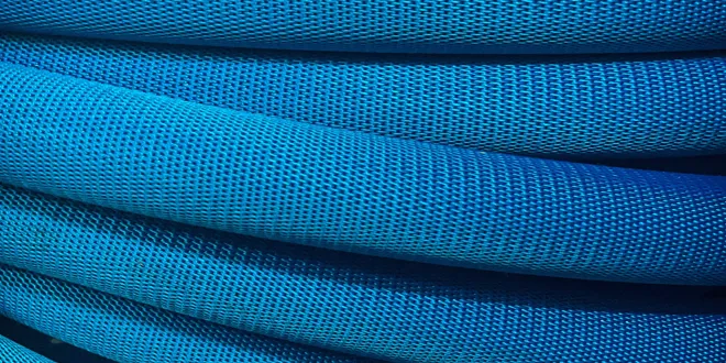Aufgerollte blaue Kunststoffschläuche mit Textur