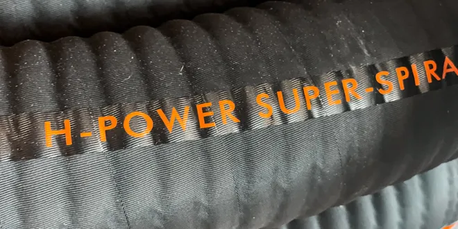 Gros plan d'un tuyau noir portant l'inscription H-POWER SUPER SPIRAL