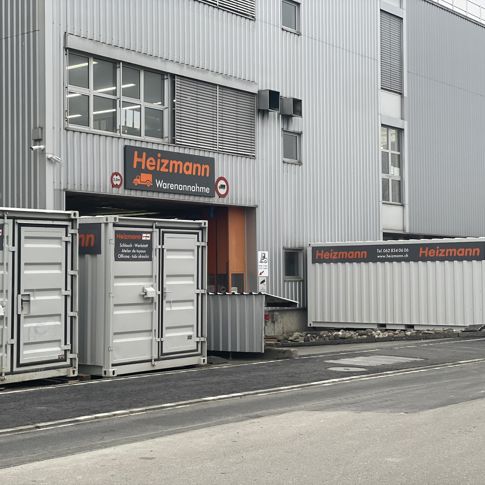 Aussenansicht der Heizmann Container-Werkstatt mit verschiedenen Containermodulen