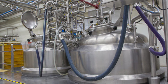 Industrielle Edelstahlbehälter und Leitungen in einer modernen Lebensmittelverarbeitungsanlage.