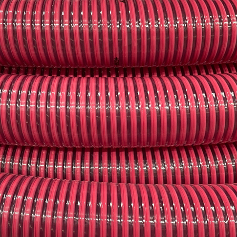 Spiralförmiger roter Industrieschlauch von innen und aufgerollt in Lagerung