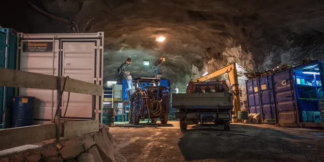 Entrepôt souterrain avec des conteneurs et un camion dans une grotte